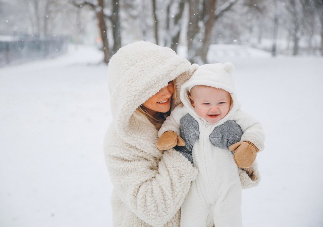 Porter bébé en hiver, astuces et shopping