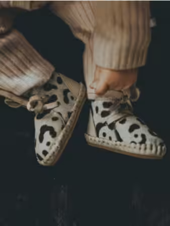 Bébé dormant sur un coussin, offre séance photo grossesse ou naissance à Paris. "Mum to Be Party