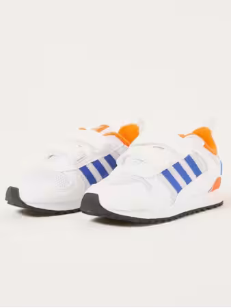 Bébé dormant sur un coussin, offre séance photo grossesse ou naissance à Paris. "Mum to Be Party