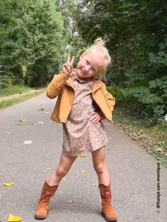 Bébé dormant sur un coussin, offre séance photo grossesse ou naissance à Paris. "Mum to Be Party