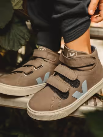 Bébé dormant sur un coussin, offre séance photo grossesse ou naissance à Paris. "Mum to Be Party