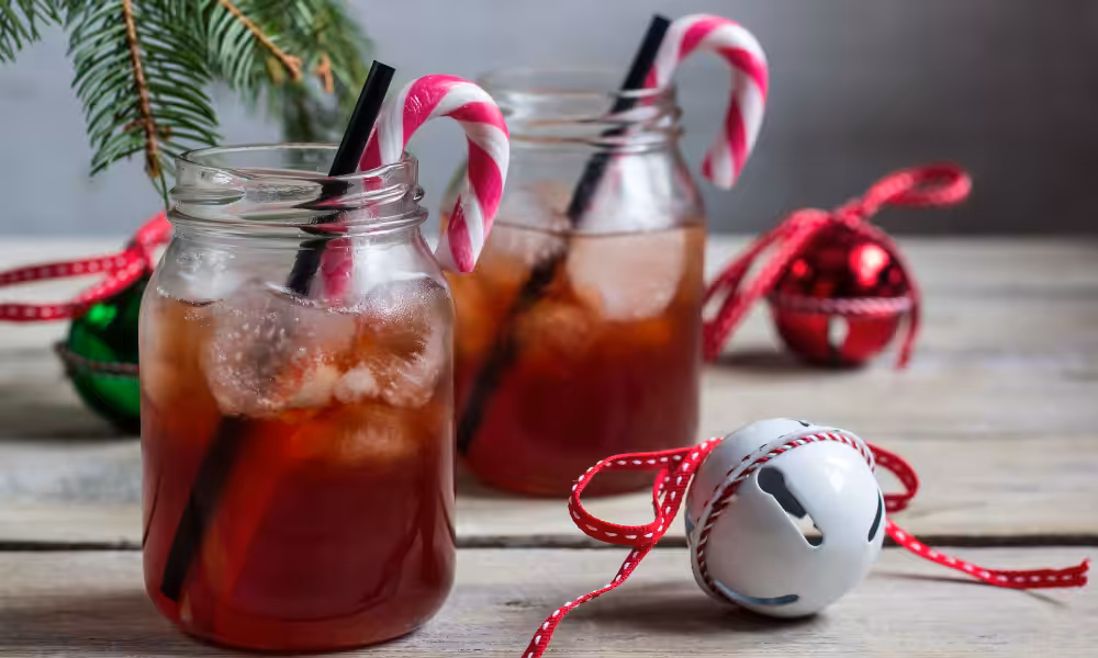 Deux boissons sans alcool aux teintes rouges pour l'apéro de Noël d'une femme enceinte 