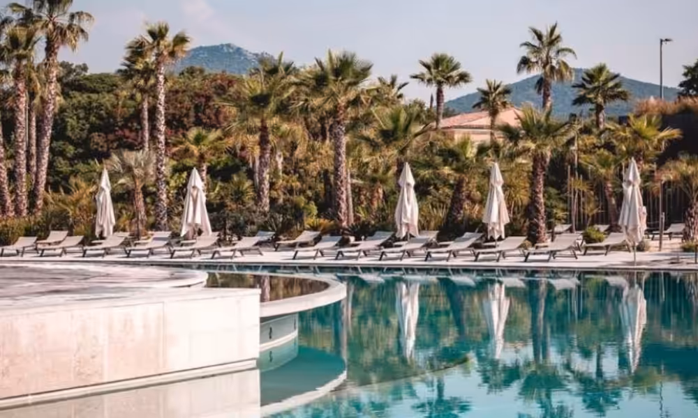 Pochon chat DIY avec lunettes, doudou et tétine. Idéal pour le rangement de bébé, vu sur le blog Artlex.