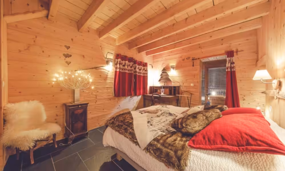 Femme utilisant l'app MyBuBelly sur son téléphone. MyBuBelly, ma box active abou.