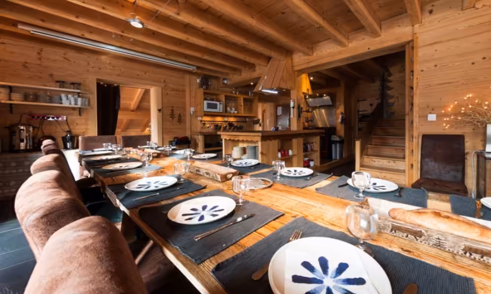 Femme utilisant l'app MyBuBelly sur son téléphone. MyBuBelly, ma box active abou.