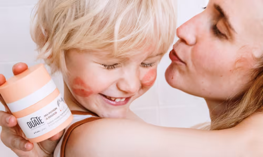 Pochon chat DIY avec lunettes, doudou et tétine. Idéal pour le rangement de bébé, vu sur le blog Artlex.