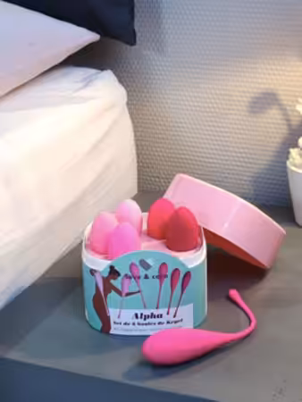 Flyer de l'événement Mum-to-be Party du 7 octobre à Paris. Ateliers mode, beauté, bien-être pour futures mamans.
