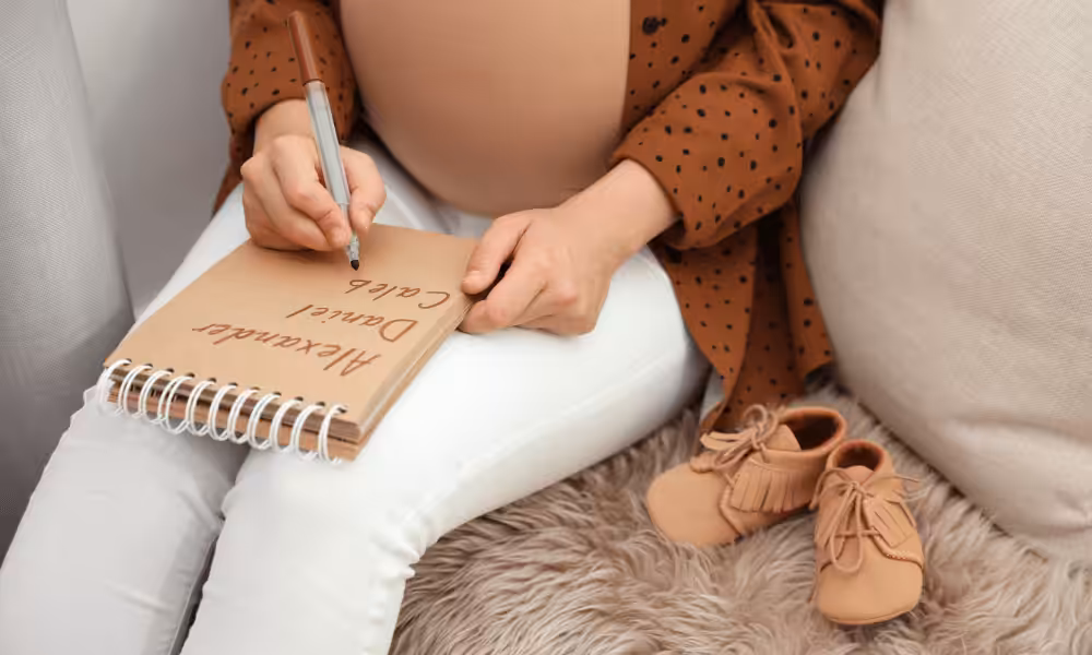 maman recherchant une idée de prénom pour son futur bébé